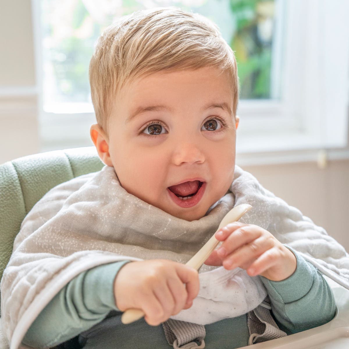 organic cotton muslin burpy bibs 2 pack - Image 3